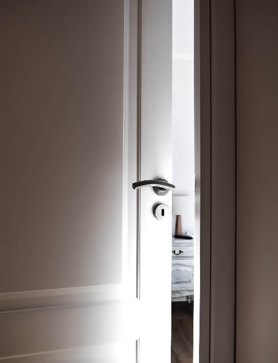 Foto de una parte de una puerta enchapada