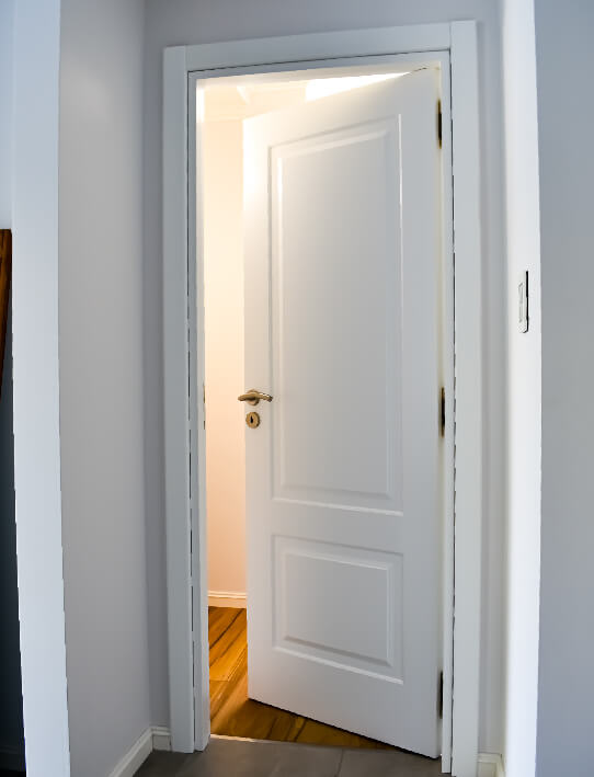 Foto de una parte de una puerta enchapada